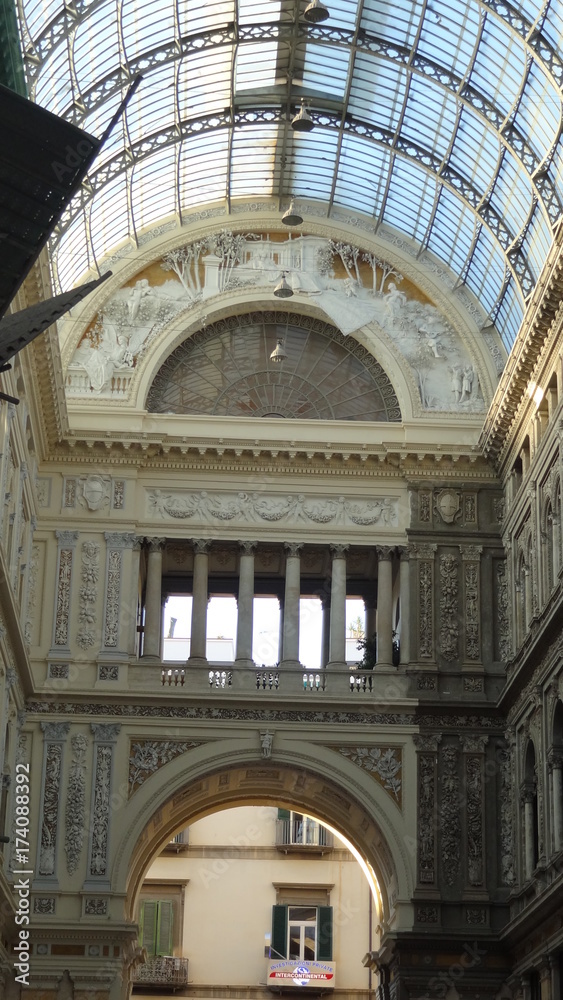 Naples Italie Napoli galerie Umberto 1 magasins chic lumière structure acier Naples Italie Napoli galerie Umberto 1 magasins chic lumière structure acier