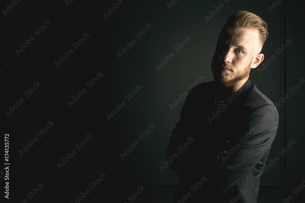 Fototapeta premium młody brodaty mężczyzna moda