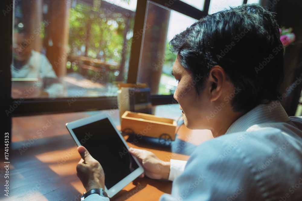 Business people look for investment information from the pad.