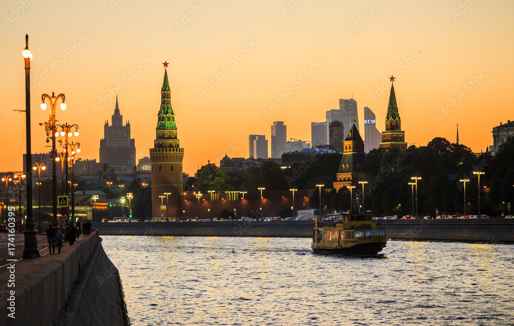 Obraz premium Moscow river in the evening