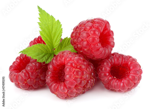 Photo ripe raspberries with green leaf isolated on white background macro