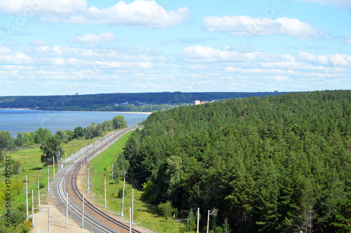 Железная дорога на берегу Новосибирского водохранилища 