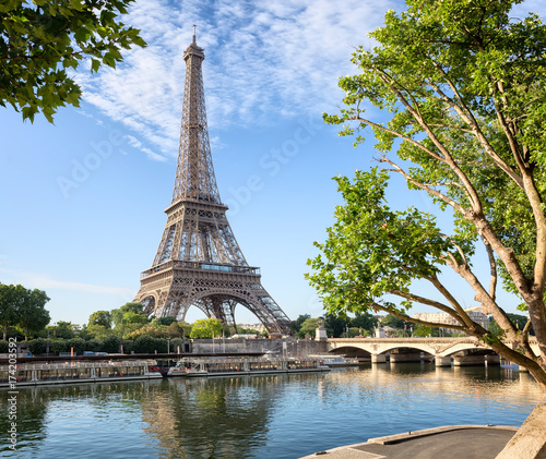Sekwana w Paryżu z Wieżą Eiffla w czasie wschodu słońca