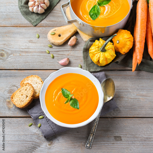 Fall autumn roasted orange pumpkin carrot soup with garlic