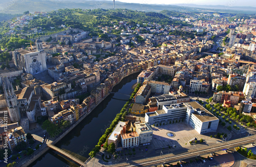 Obraz premium Girona Ciudad vista aerea desde un globo