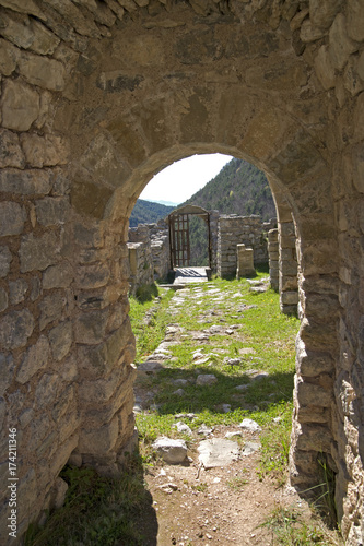 Fototapeta Naklejka Na Ścianę i Meble -  Ruinas de un castillo en la zona norte de Girona cerca de Ripoll en Cataluña España