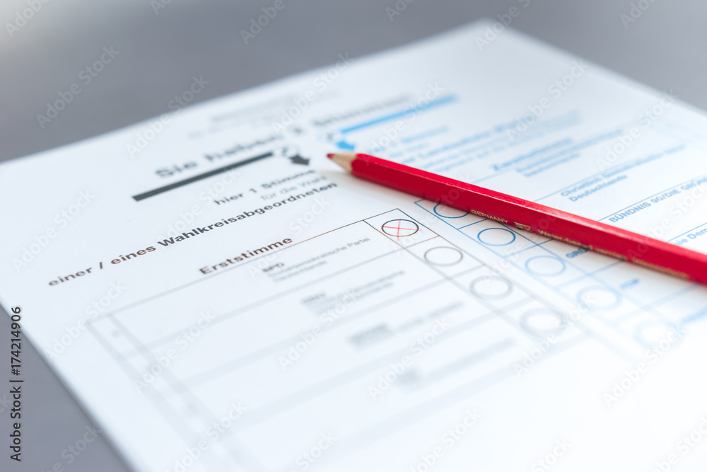 Voting on a Ballot in Germany, Wahlzettel zur Landtagswahl Bundestagswahl 2018 2017 ausfüllen, Wählen, Kreuz Voting on a Ballot in Germany, Wahlzettel zur Landtagswahl Bundestagswahl 2018 2017 ausfüllen, Wählen, Kreuz