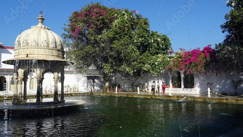 Kiosco en un estanque de los jardines Saheliyon Ki Bari . Udaipur . Rajasthan. India  photo