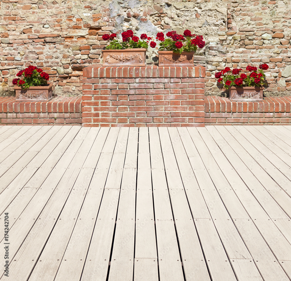 Terrasse mit Blumenschmuck Terrasse mit Blumenschmuck