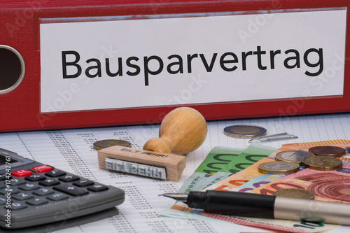 Aktenordner (rot) mit Beschriftung Bausparvertrag