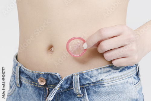 コンドームを持つ若い女性