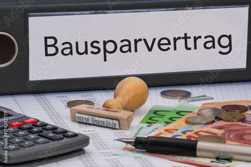 Aktenordner (schwarz) mit Beschriftung Bausparvertrag