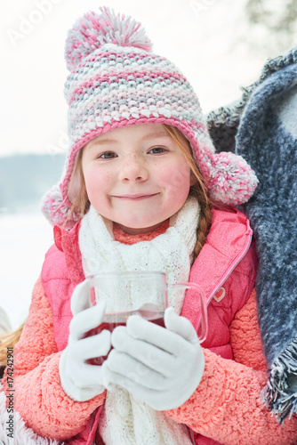 Kleines Mädchen trinkt Tee im Winter © Robert Kneschke