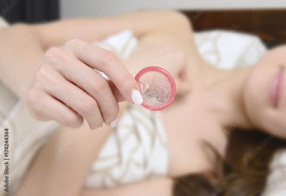 コンドームを持つ女性 Stock 写真 Adobe Stock