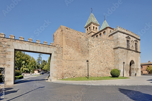 Puerta de Bisagra en Toledo #174249554