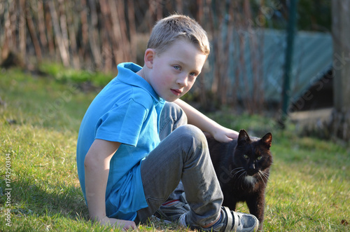 Kind 10 Jahre Blond Katze streicheln