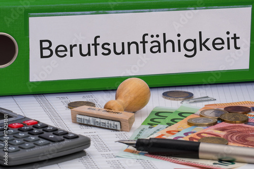 Aktenordner (grün) mit Beschriftung Berufsunfähigkeit