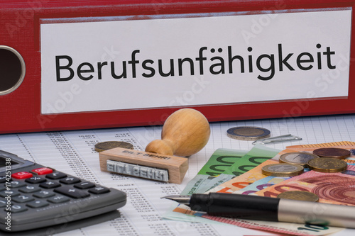 Aktenordner (rot) mit Beschriftung Berufsunfähigkeit
