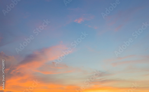 Fototapeta Naklejka Na Ścianę i Meble -  The sky and clouds are clear and colorful in the evening.
