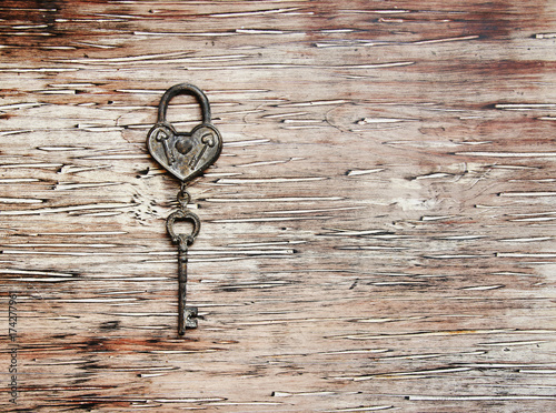 Tableau sur toile ron key from the lock lying on wooden vintage background