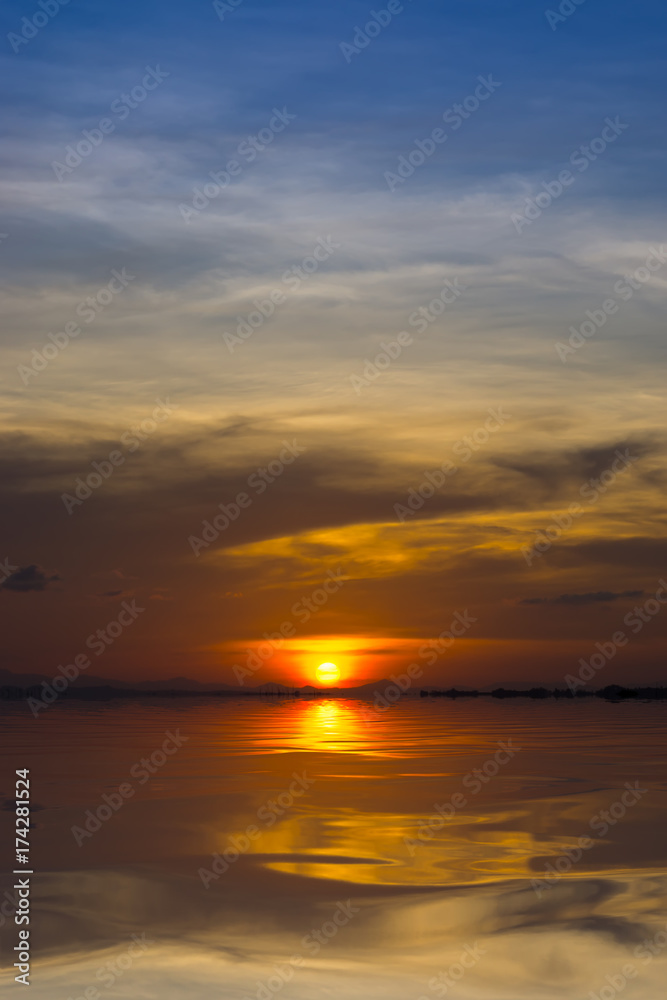 Naklejka premium Sunset on the lake.