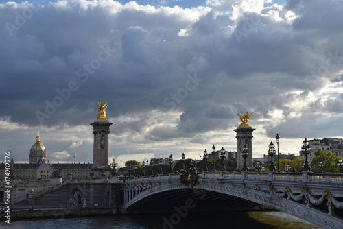 Ciel d'orage sur le pont Alexandre III à Paris, France