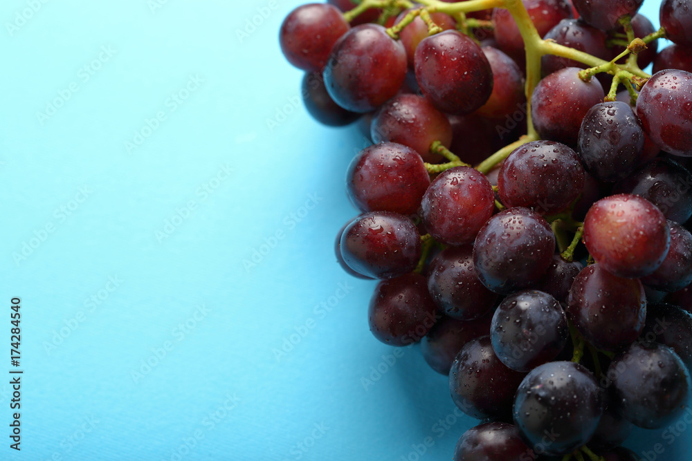 Fototapeta premium Ripe red grapes closeup