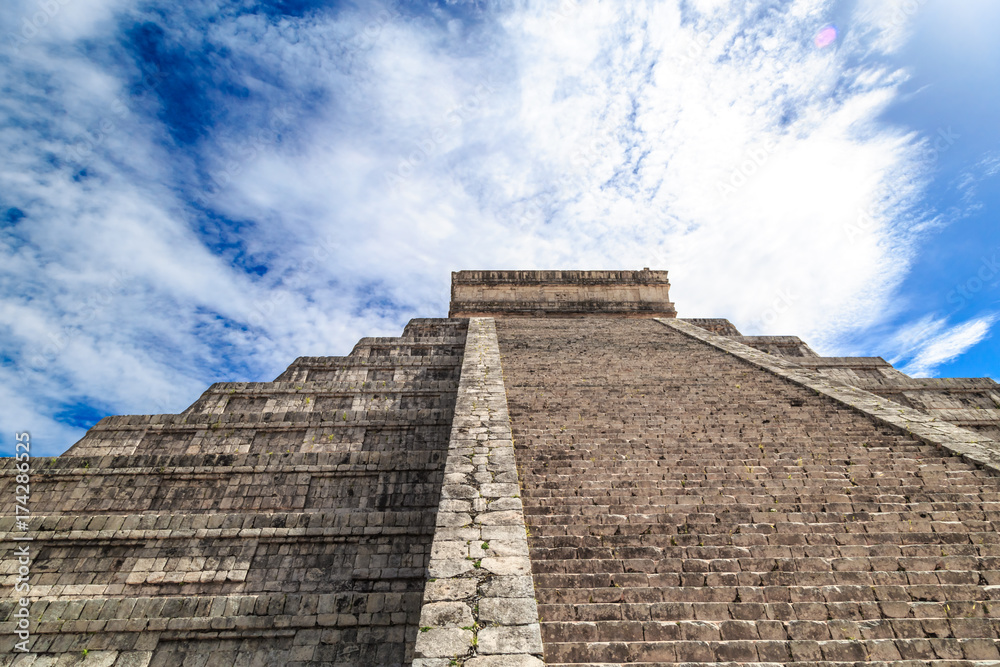 Пирамиды майя, небо, облака. Мексика