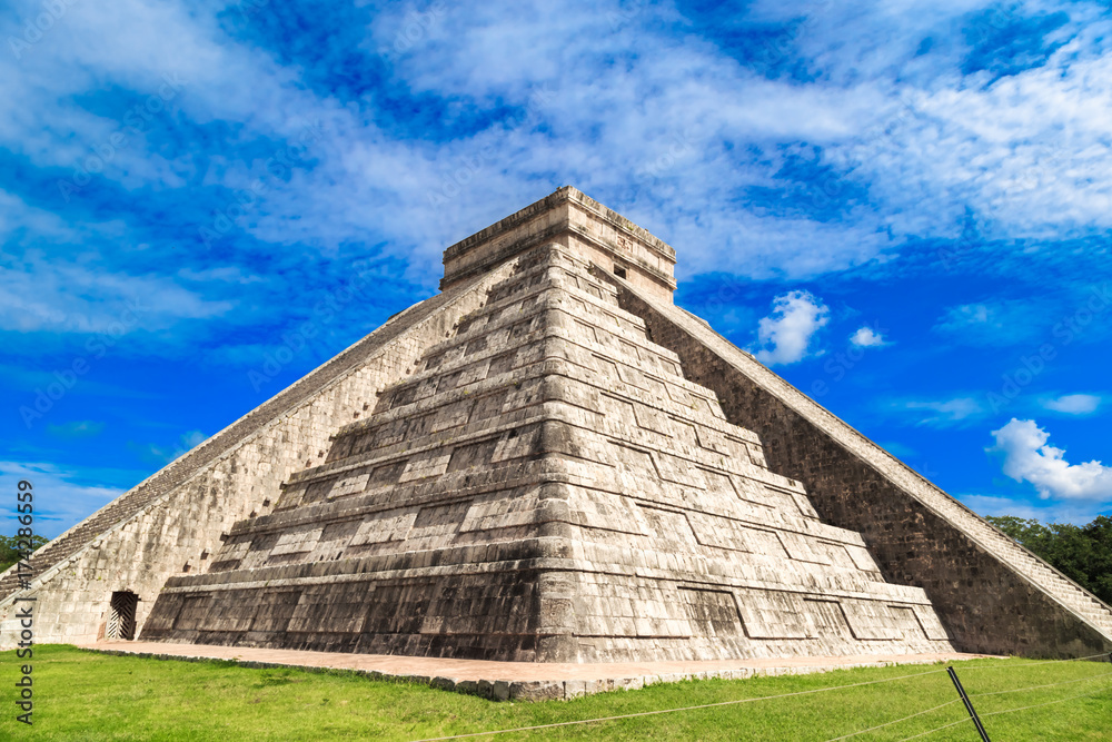 Пирамиды майя, небо, облака. Мексика
