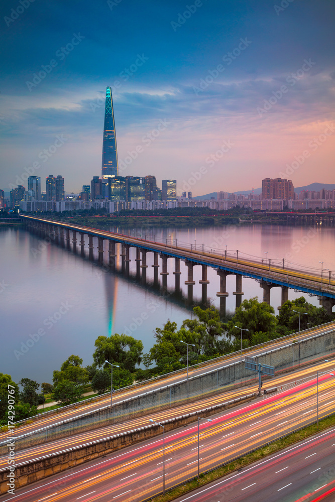 Fototapeta premium Seul. Cityscape obraz Seulu i rzeki Han podczas letniego zachodu słońca.