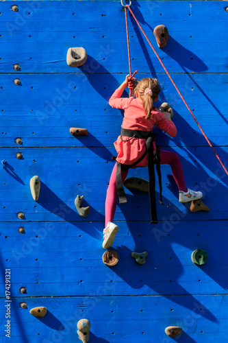 La bambina che si allena nella scalata photo