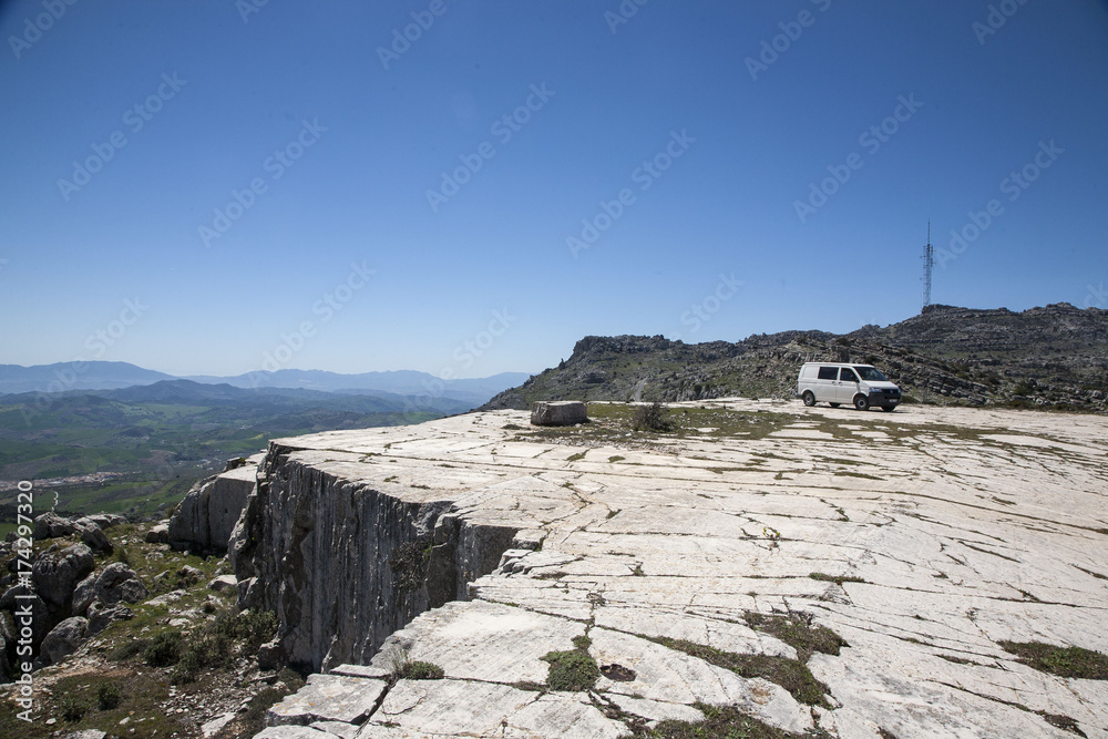 Fototapeta premium Plataforma piedra en las nuves