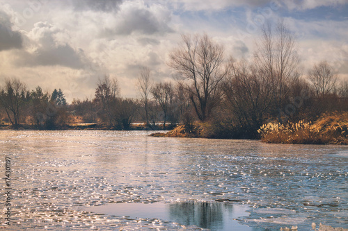 Zamarznięte jezioro, wiosna