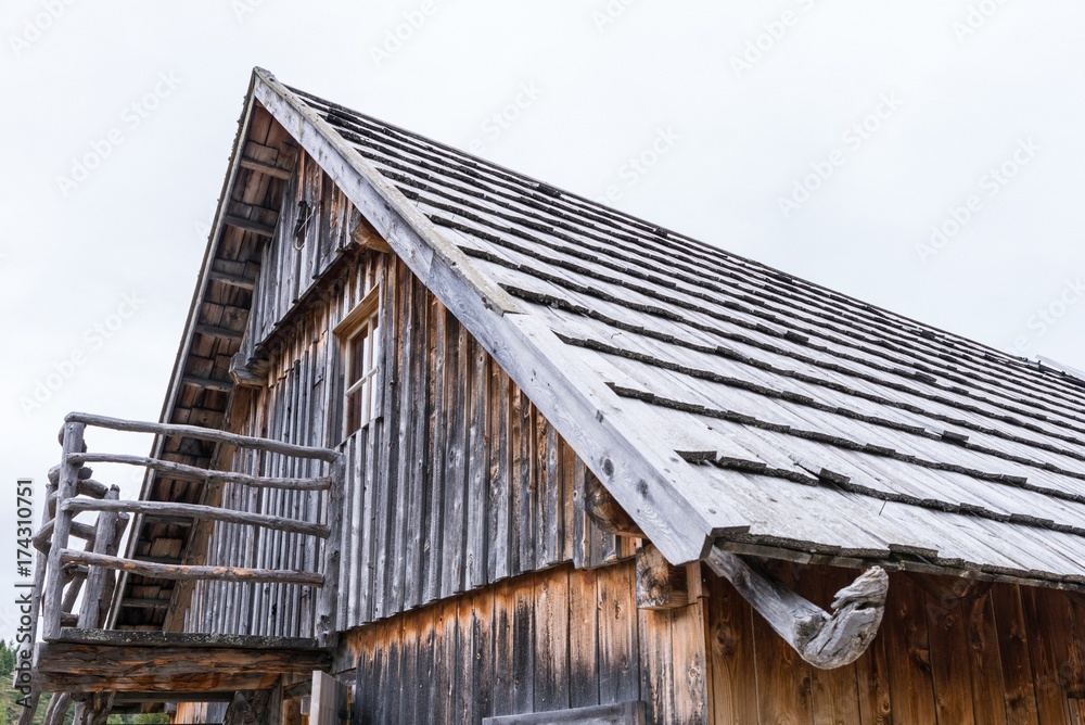 Holzdach mit Schindeln an einer Almhütte, Österreich Stock Photo | Adobe  Stock