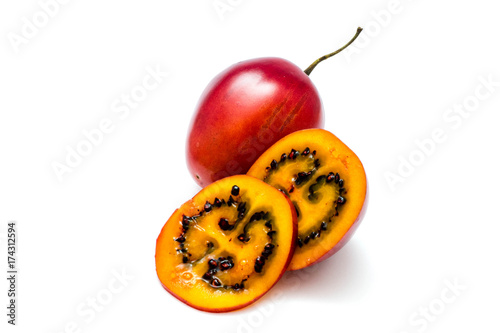 tamarillo tamarillos isoliert freigestellt auf weißen Hintergrund, Freisteller photo