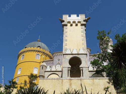 Portugal - Sintra - Palais de Pena - Tours ronde et tour carrée photo