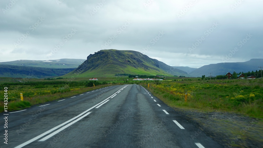 Landschaft am Hvalfjörður (Walfjord) in Islands Süd-Westen
