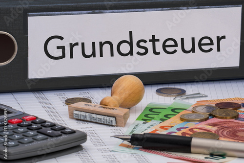 Aktenordner (schwarz) mit Beschriftung Grundsteuer