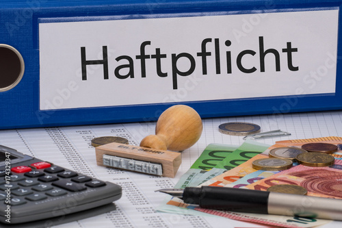 Aktenordner (blau) mit Beschriftung Haftpflicht