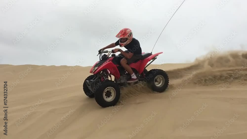 Ragazzo con quad su dune di sabbia, slowmotion Ragazzo con quad su dune di sabbia, slowmotion