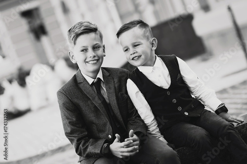 Два красивых мальчика в стильной одежде на улице