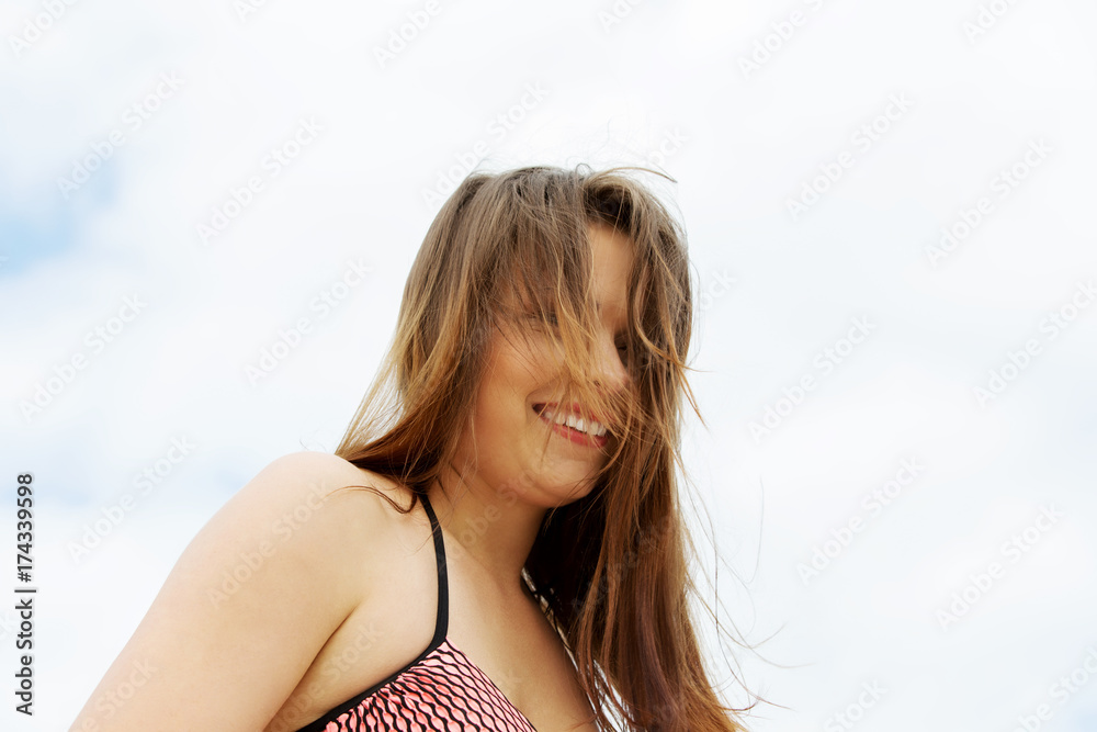 Naklejka premium Woman walks on the beach