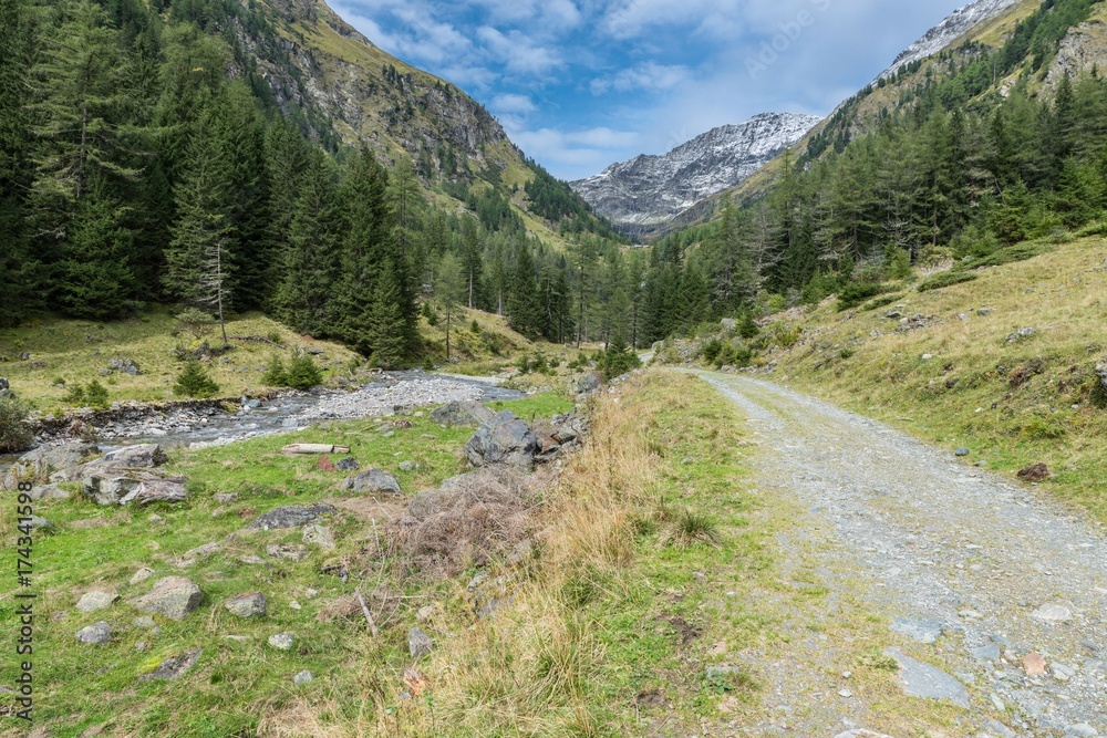 Hüttendorf im Göriachtal im Lungau mit Blick auf die Berge, Österreich Hüttendorf im Göriachtal im Lungau mit Blick auf die Berge, Österreich