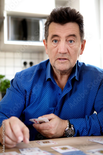 Canvas Print Senior man playing solitaire