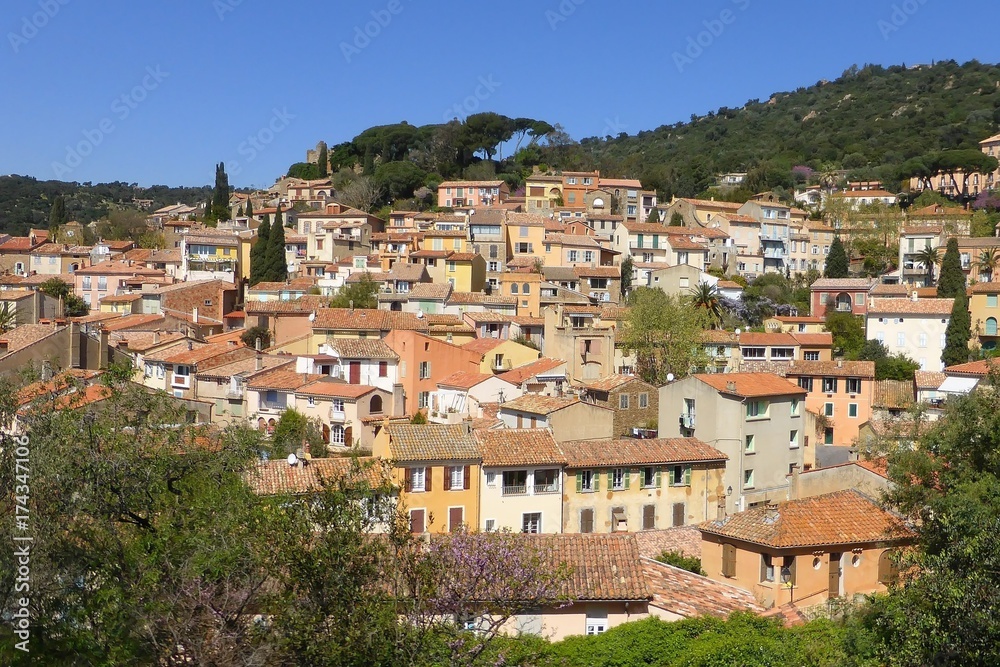 Provence, vue sur le vieux village pittoresque de Bormes-les-Mimosas et les collines alentours (France)