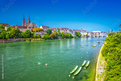 Foto Old city center of Basel with Munster cathedral and the Rhine river, Switzerland