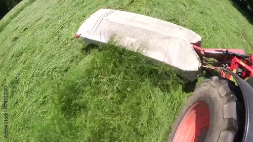 Raccolta del fieno con il trattore nei campi