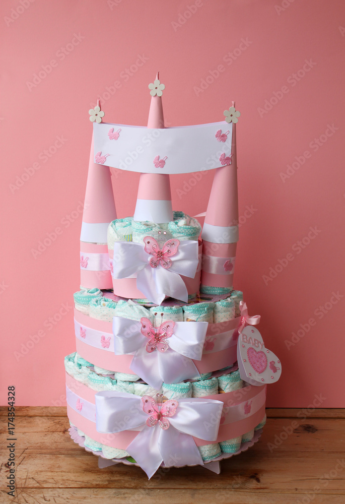 torta di pannolini a forma di castello per la nascita di una bambina  Stock-Foto
