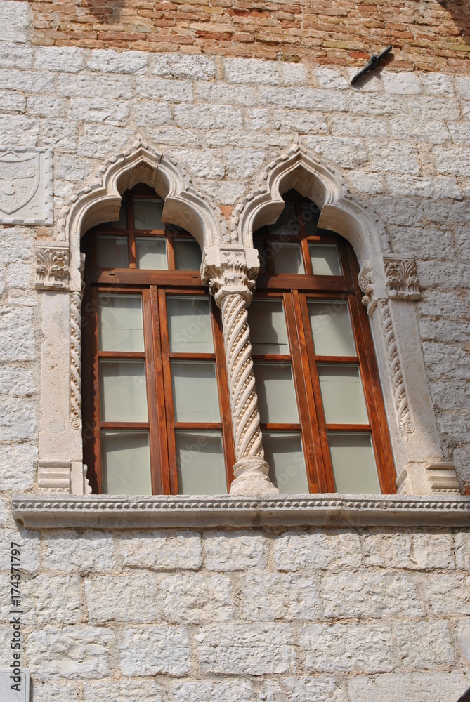 Obraz premium Zabytkowe okno
