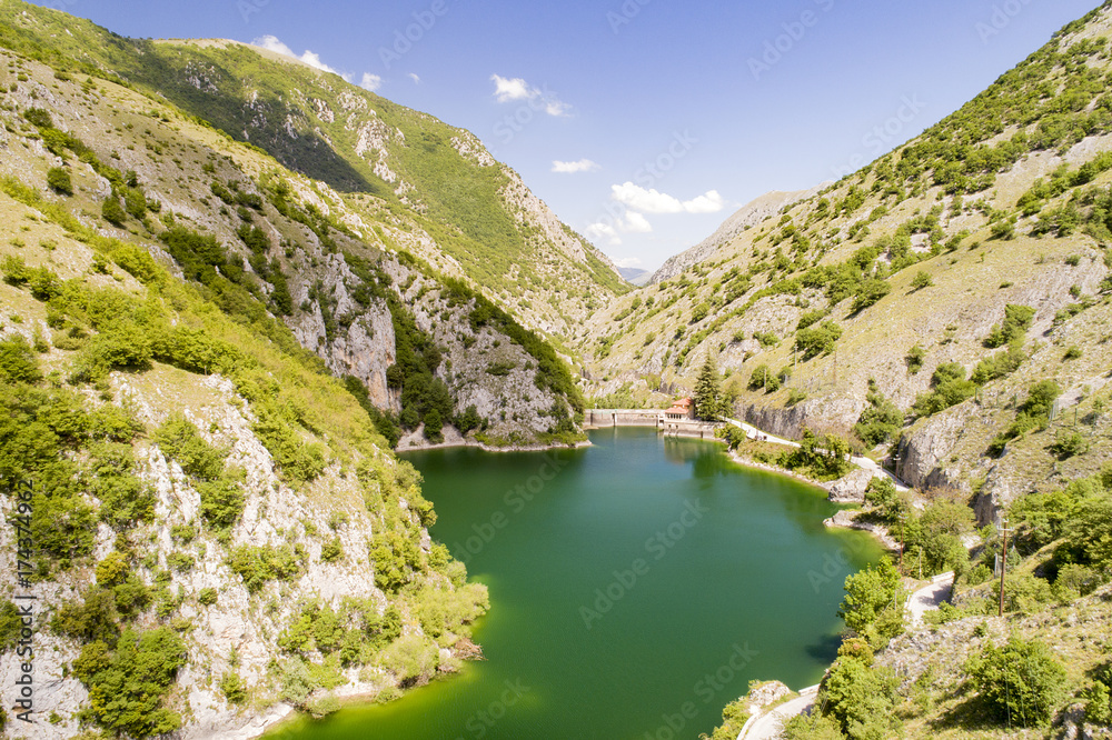 Vista aerea del lago di scanno in Abruzzo. Acqua azzurra tra boschi verdi e rigogliosi